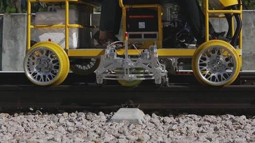 FD-GT60 Détecteur de défauts à ultrasons à double voie de chemin de fer 18 canaux Véhicule d'inspection ferroviaire IP55 Pour 43-75 kg/m de chemin de fer