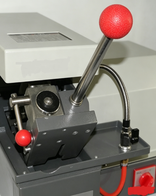 HC-300E 2800R/min Machine de découpe d'échantillons de métallographie de laboratoire avec système de refroidissement en circulation pour l'essai des matériaux
