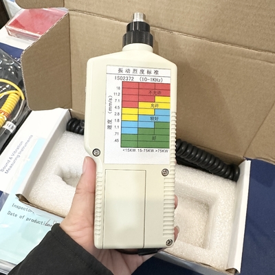 Le compteur de vibrations classe les mesures de vibrations en rouge jaune bleu vert