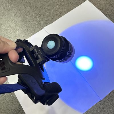 Lampe frontale UV à particules magnétiques fluorescentes DG-3101S avec une longueur d'onde maximale de 365 à 370 nm et 2 piles de batterie au lithium 18650